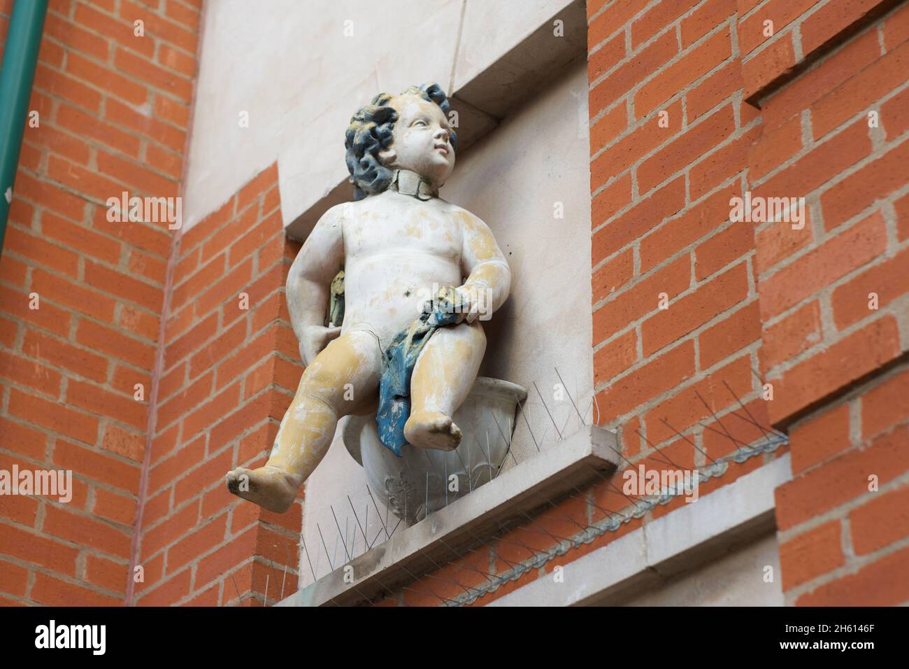 Opera dell'artista David Mach su Vicar Lane, Chesterfield Town Center. Mach ha sia 'Good Guys, Bad Guys' che 'Scramle' mostrando un Gargoyle e Angel Foto Stock
