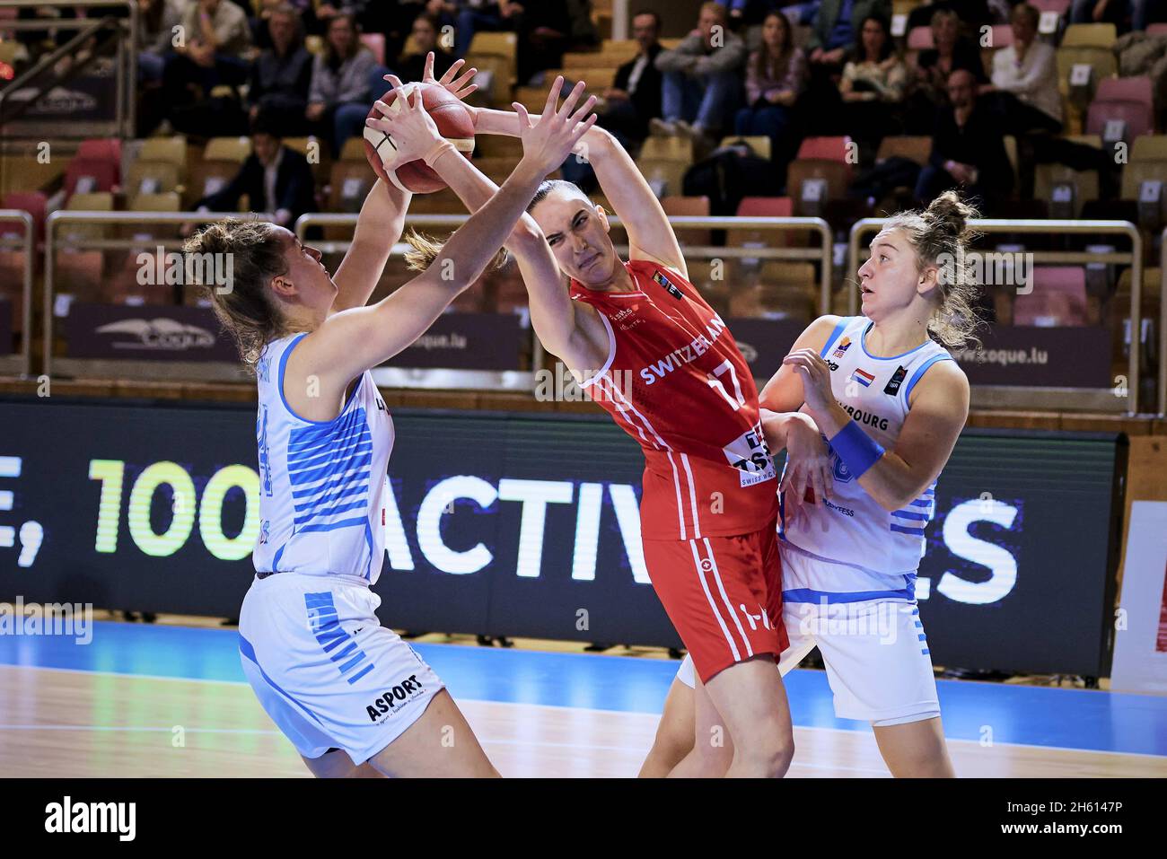 Lussemburgo. 11 Nov 2021. Flora STOIANOV (17) di Svizzeradurante la FIBA Women's EuroBasket 2023, Qualifiers Group H Basketball match tra Lussemburgo e Svizzera il 11 novembre 2021 al Centre National Sportif & Culturel d'Coque di Lussemburgo - Foto: Ann-dee Lamour/DPPI/LiveMedia Credit: Independent Photo Agency/Alamy Live News Foto Stock