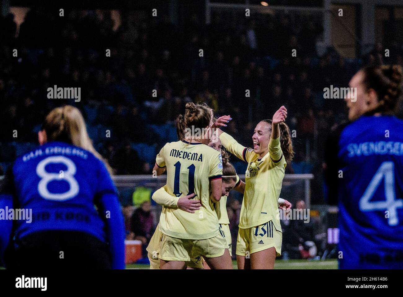 Koege, Danimarca. 10 novembre 2021. Vivianne Miedemi (11) e Lia Waelti (13) di Arsenal festeggiano con la squadra dopo un gol durante la partita UEFA Women’s Champions League tra HB Koege e Arsenal allo Stadion di capelli Sport a Koege. (Photo credit: Gonzales Photo - Robert Hendel). Foto Stock