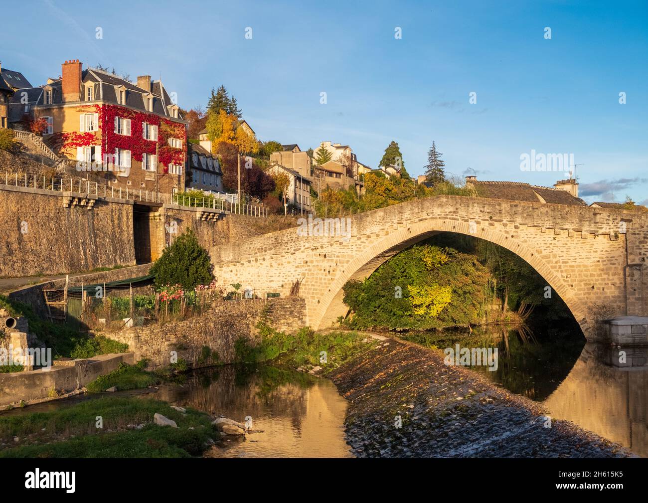 In serata sole, Pont Notre Dame, un ponte medievale del 12 ° secolo sul lotto del fiume a Mende, Lozere, Francia Foto Stock