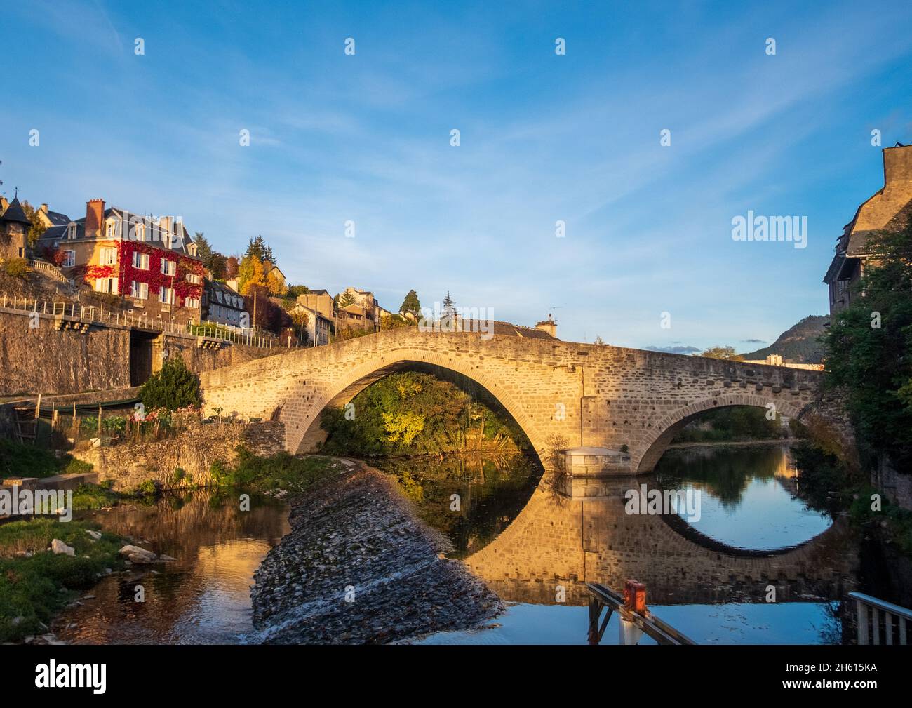 In serata sole, Pont Notre Dame, un ponte medievale del 12 ° secolo sul lotto del fiume a Mende, Lozere, Francia Foto Stock