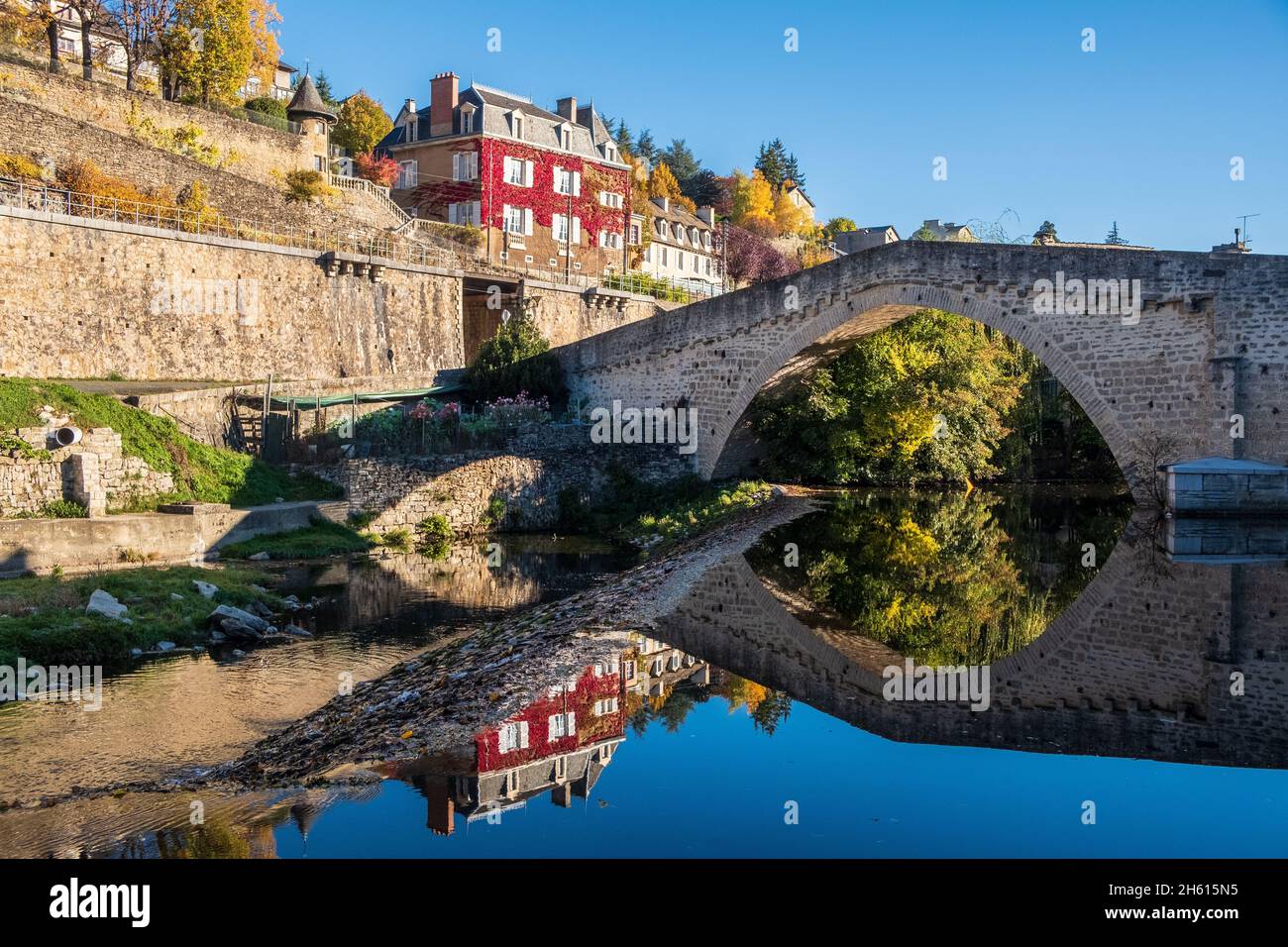 Al sole del mattino, Pont Notre Dame, un ponte medievale del XII secolo sul lotto del fiume a Mende, Lozere, Foto Stock