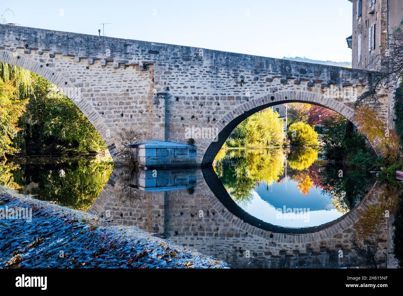 Al sole del mattino, Pont Notre Dame, un ponte medievale del XII secolo sul lotto del fiume a Mende, Lozere, Foto Stock