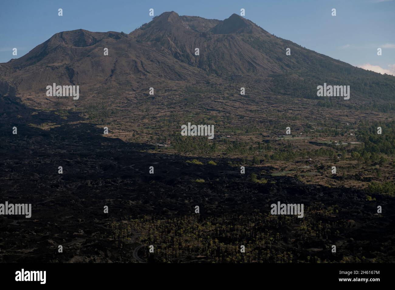 Vista di calderas e flusso di lava dal 1974, Monte Batur, Bangli Regency, Bali, Indonesia, Asia Foto Stock