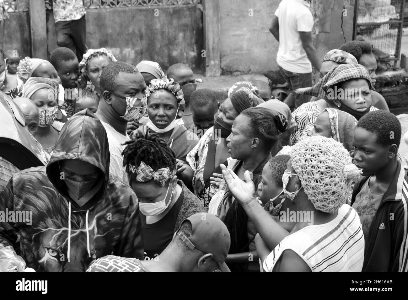 Un gruppo di persone in una zona rurale in Africa. Foto Stock