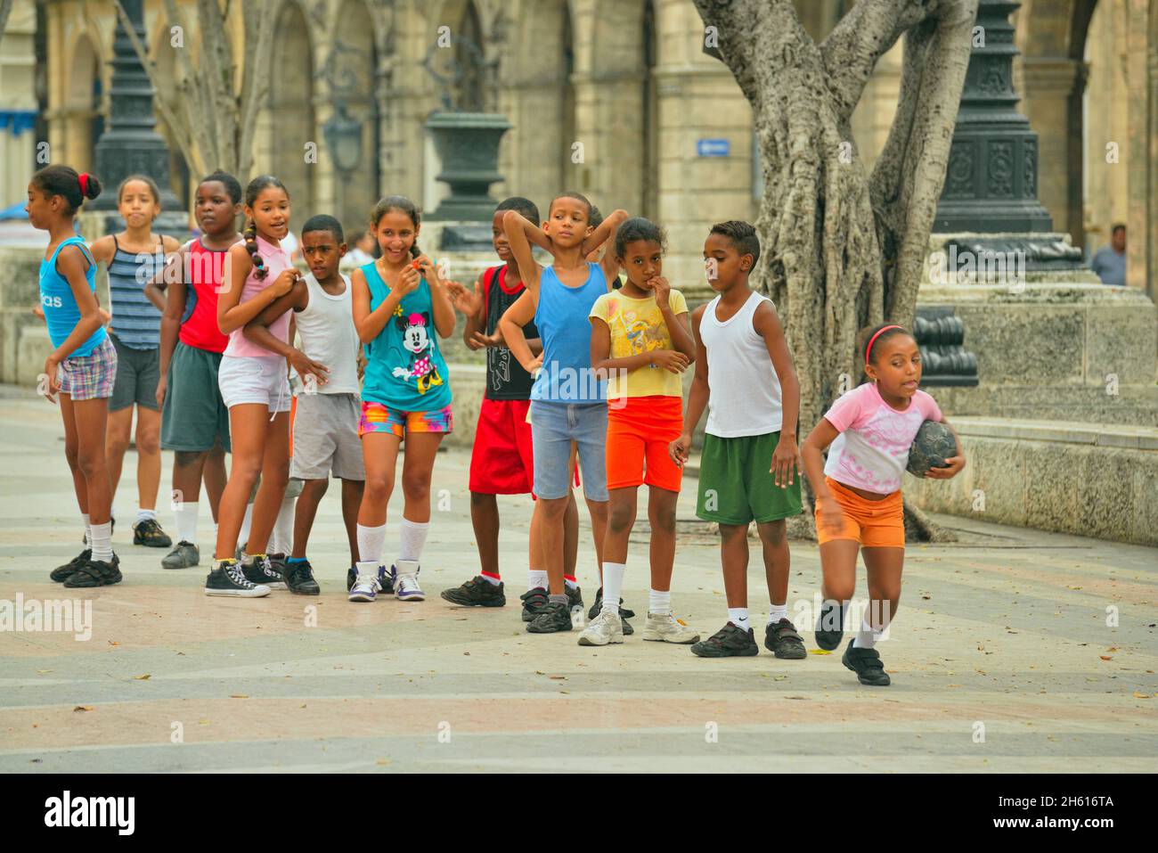 Gioco organizzato sul Prado con un gruppo di scolari, la Habana (l'Avana), Habana, Cuba Foto Stock