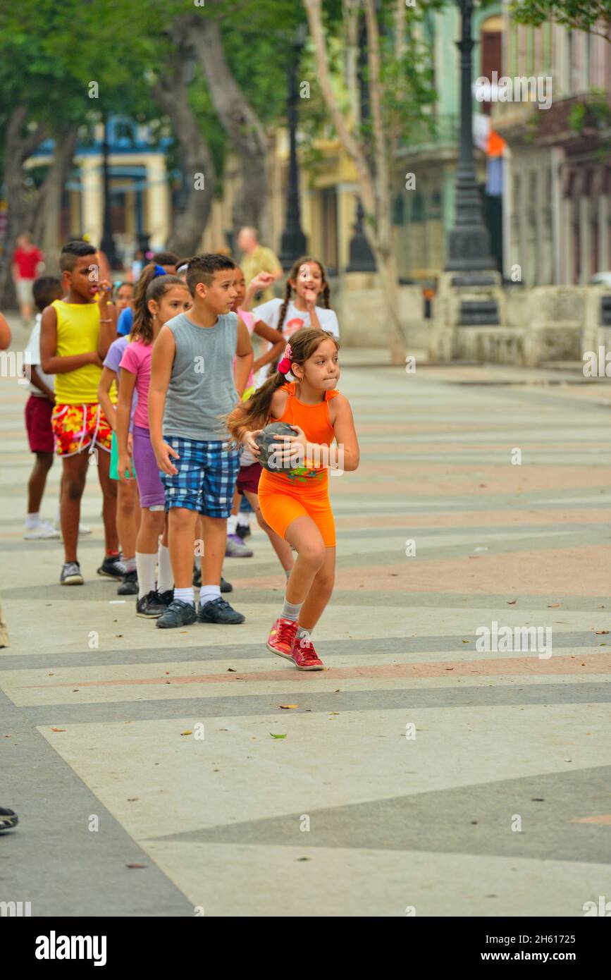Gioco organizzato sul Prado con un gruppo di scolari, la Habana (l'Avana), Habana, Cuba Foto Stock