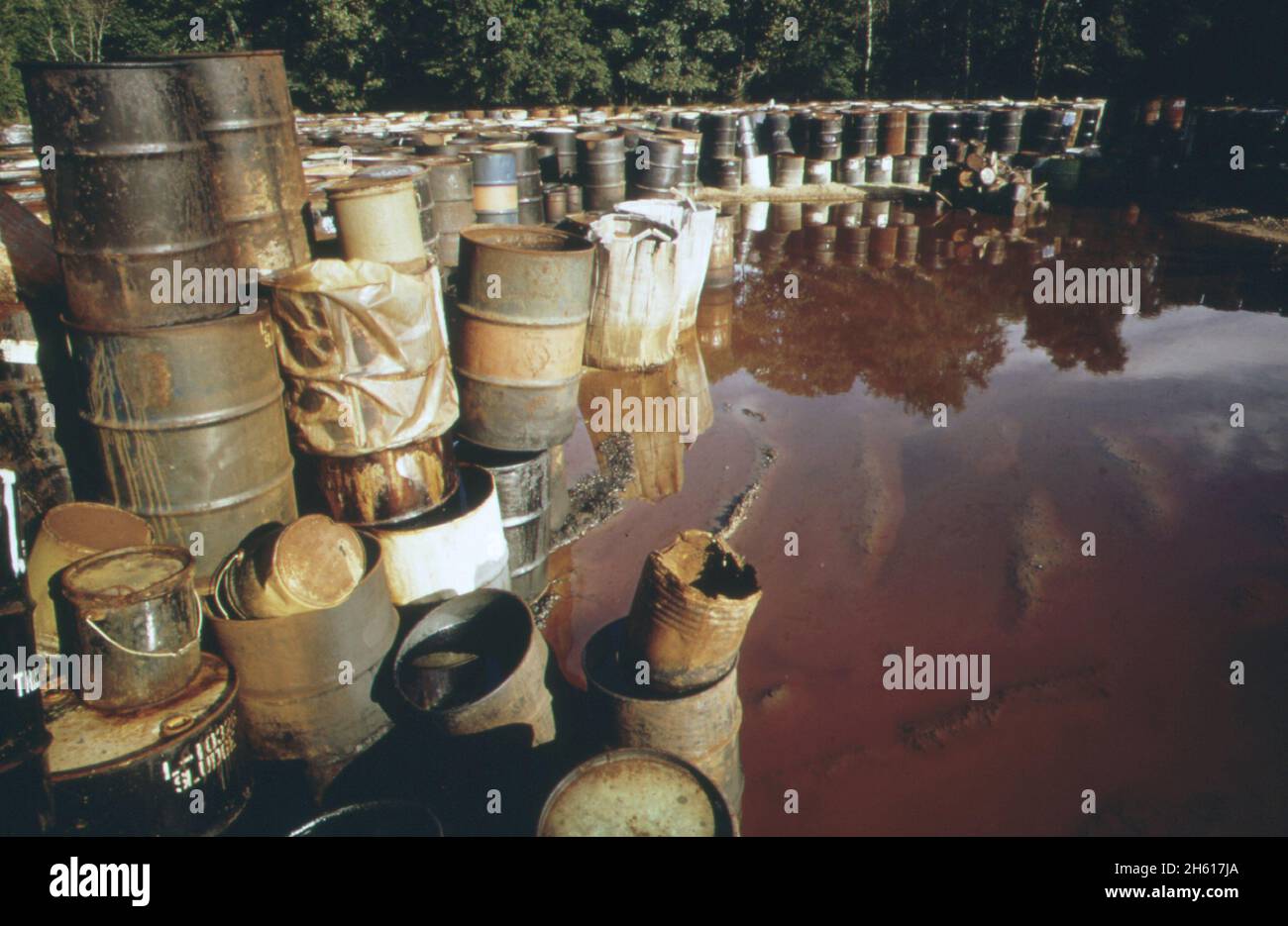 Circa 3,000 fusti contenenti rifiuti industriali pericolosi sono stati immagazzinati per sei mesi in questo campo paludoso vicino a Ville Platte. I rifiuti sono stati trucked dentro dai luoghi industriali nell'area di Houston-Beaumont (Texas) da un'azienda chiamata B.W. & S., inc. Un'ingiunzione giudiziaria ha impedito alla società di seppellire i tamburi in un altro luogo vicino Mamou, Louisiana ca. Giugno 1973 Foto Stock