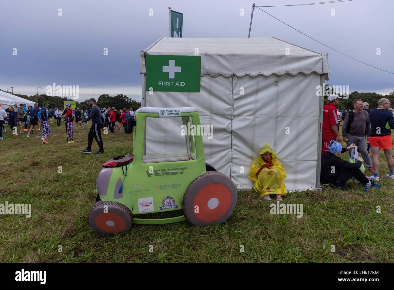 I corridori di abbigliamento fantasiosi in vari costumi davanti alla 2021 London Marathon si riuniscono a Greewich Park prima della gara. Hanno partecipato oltre 40,000 corridori. Foto Stock