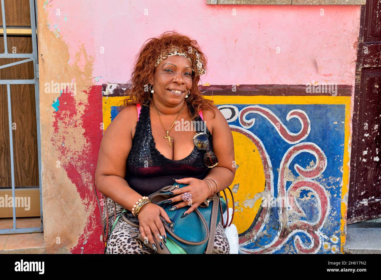 Scena stradale nel centro di l'Avana. La donna seduta si pone a Callejón de Hamel in un festival rumba Domenica pomeriggio, la Habana (l'Avana), Habana, Cuba Foto Stock