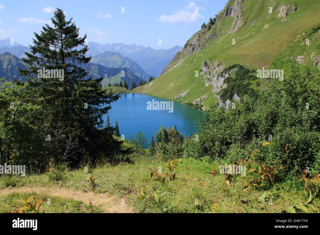 Vista sul Seealpsee nelle Alpi di Allgäu vicino a Oberstdorf Foto Stock