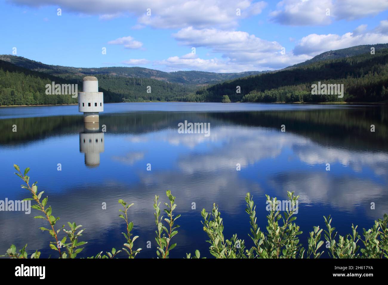 Vista del Frauenau serbatoio di acqua potabile nella foresta bavarese Foto Stock