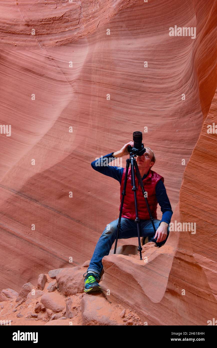 Fotografando la pietra arenaria Navajo erosa nel Lower Antelope Canyon, Page, Arizona, USA Foto Stock