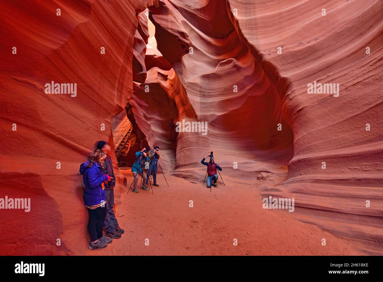 Fotografando la pietra arenaria Navajo erosa nel Lower Antelope Canyon, Page, Arizona, USA Foto Stock
