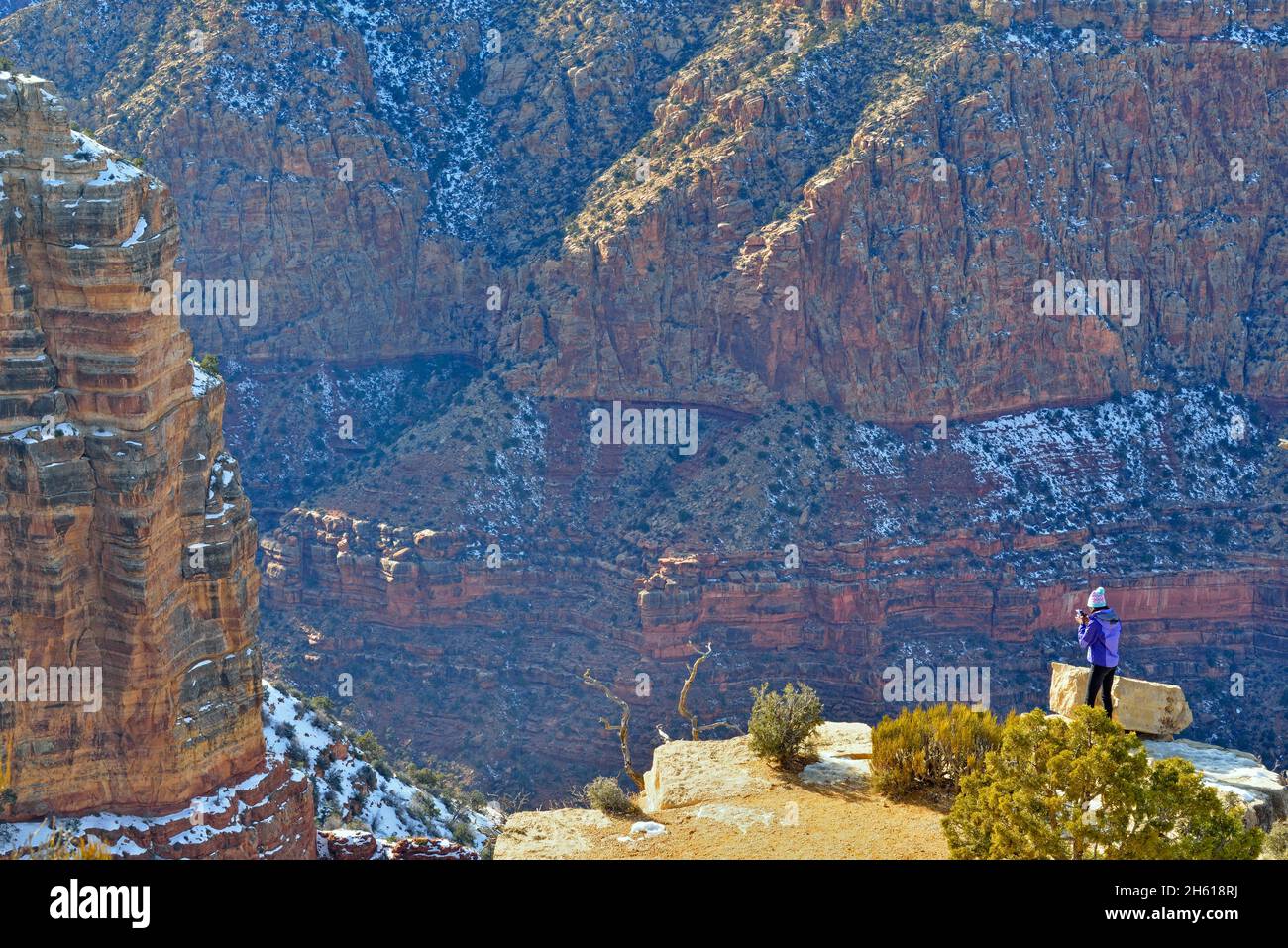 Un turista al South Rim a Grandview Point, Grand Canyon National Park, Arizona, USA Foto Stock