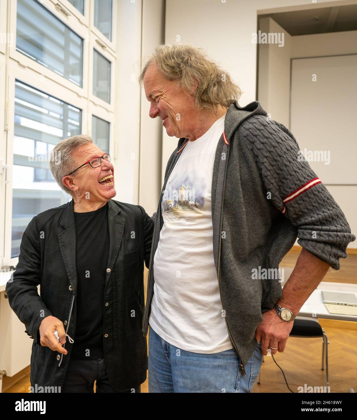 Potsdam, Germania. 12 novembre 2021. L'architetto Daniel Libeskind (l) e Friedhelm Schatz, capo di Filmpark Babelsberg, parlano durante una conferenza stampa per presentare il progetto di Libeskind per un nuovo gruppo di uffici a Babelsberg Media City. Credit: Monika Skolimowska/dpa-Zentralbild/dpa/Alamy Live News Foto Stock