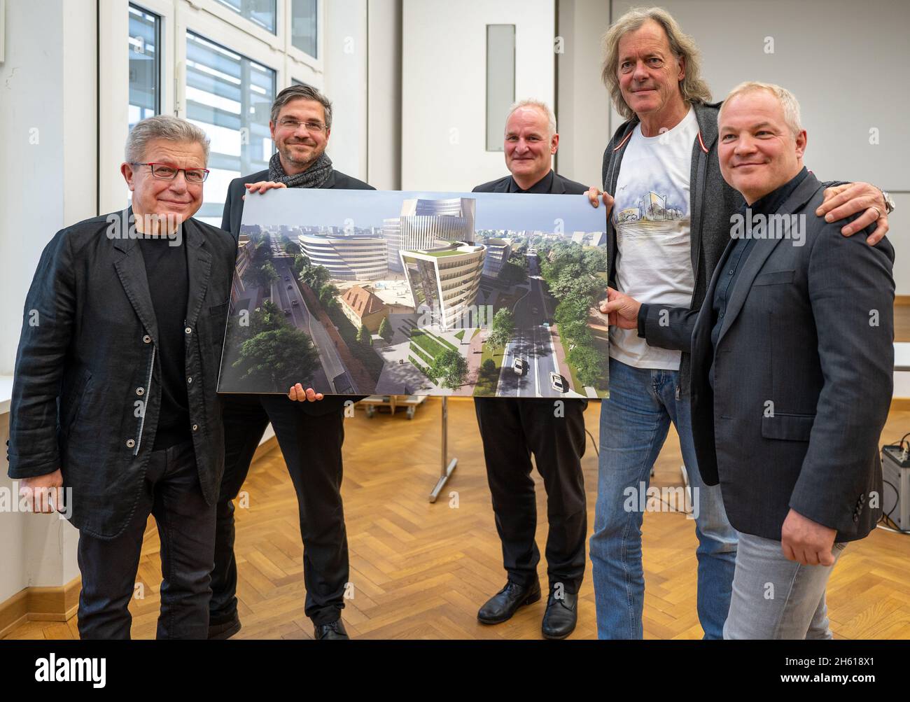 Potsdam, Germania. 12 novembre 2021. L'architetto Daniel Libeskind (l-r), il sindaco di Potsdam Mike Schubert (SPD), il consigliere edilizio Bernd Rubelt, Friedhelm Schatz di Filmpark Babelsberg e il cliente Jan Kretzschmar di KW-Development si trovano accanto a una visualizzazione dell'edificio dopo una conferenza stampa per presentare un progetto per un nuovo complesso di uffici a Babelsberg Media City. Credit: Monika Skolimowska/dpa-Zentralbild/dpa/Alamy Live News Foto Stock