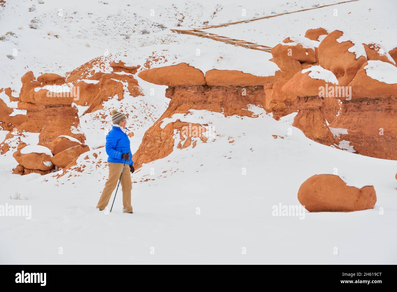 Visitatori e hoodoos nella Goblin Valley con neve fresca, Goblin Valley state Park, Utah, USA Foto Stock