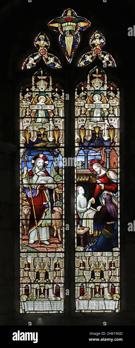 Vetrata di una L Moore raffigurante Cristo buon Pastore e l'innalzamento della figlia di Jarius, la chiesa di St James, Harvington, Worcestershire Foto Stock