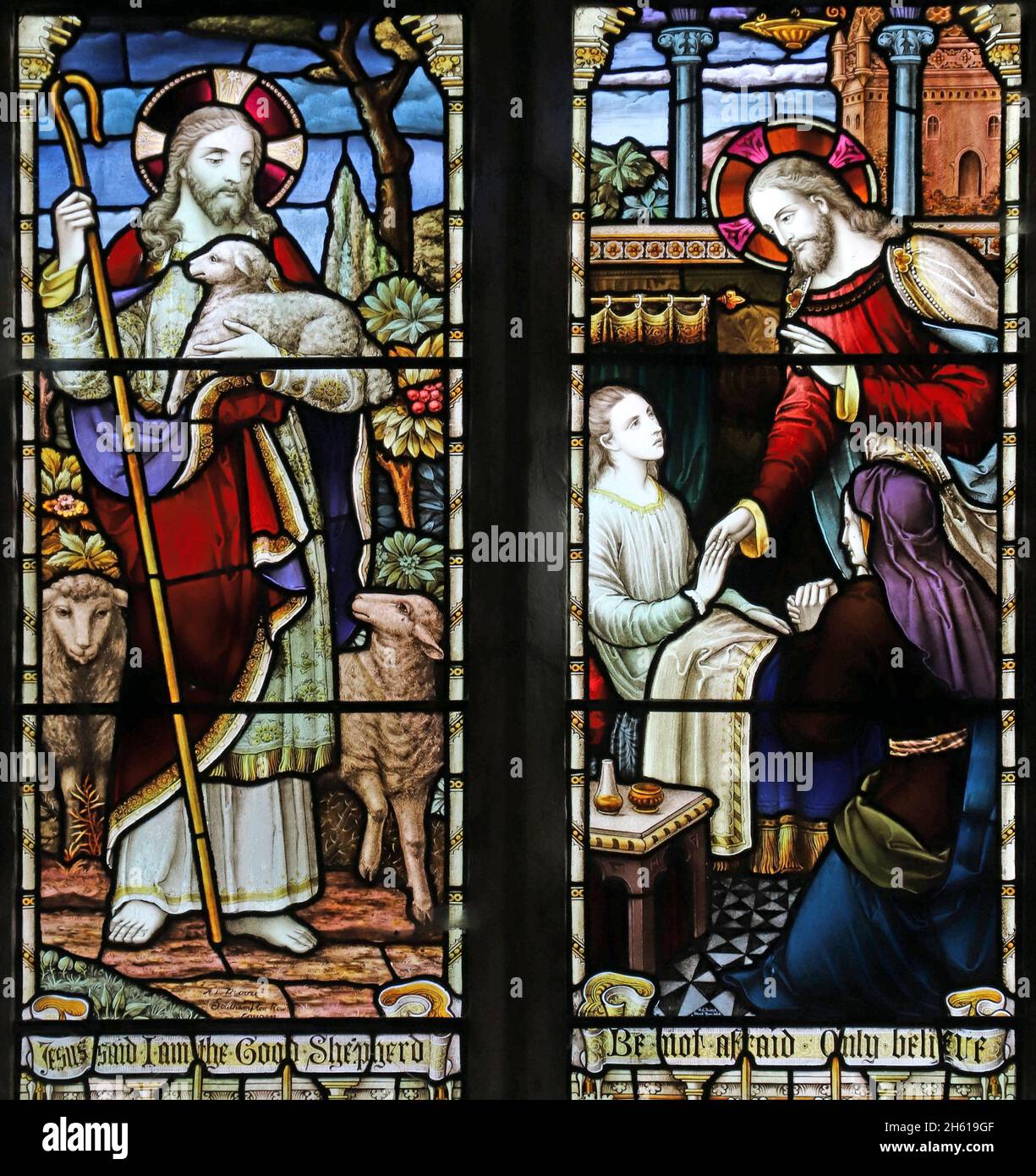 Vetrata di un L Moore raffigurante Cristo buon Pastore e l'innalzamento della figlia di Jairus, St James Church, Harvington, Worcestershire Foto Stock