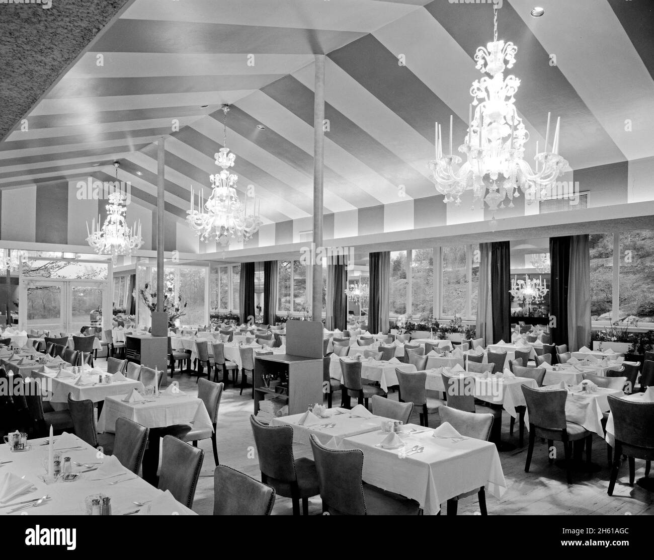 Tavoli interni e vuoti al Candlelight Restaurant, Central Ave., Yonkers, New York; 1954 Foto Stock