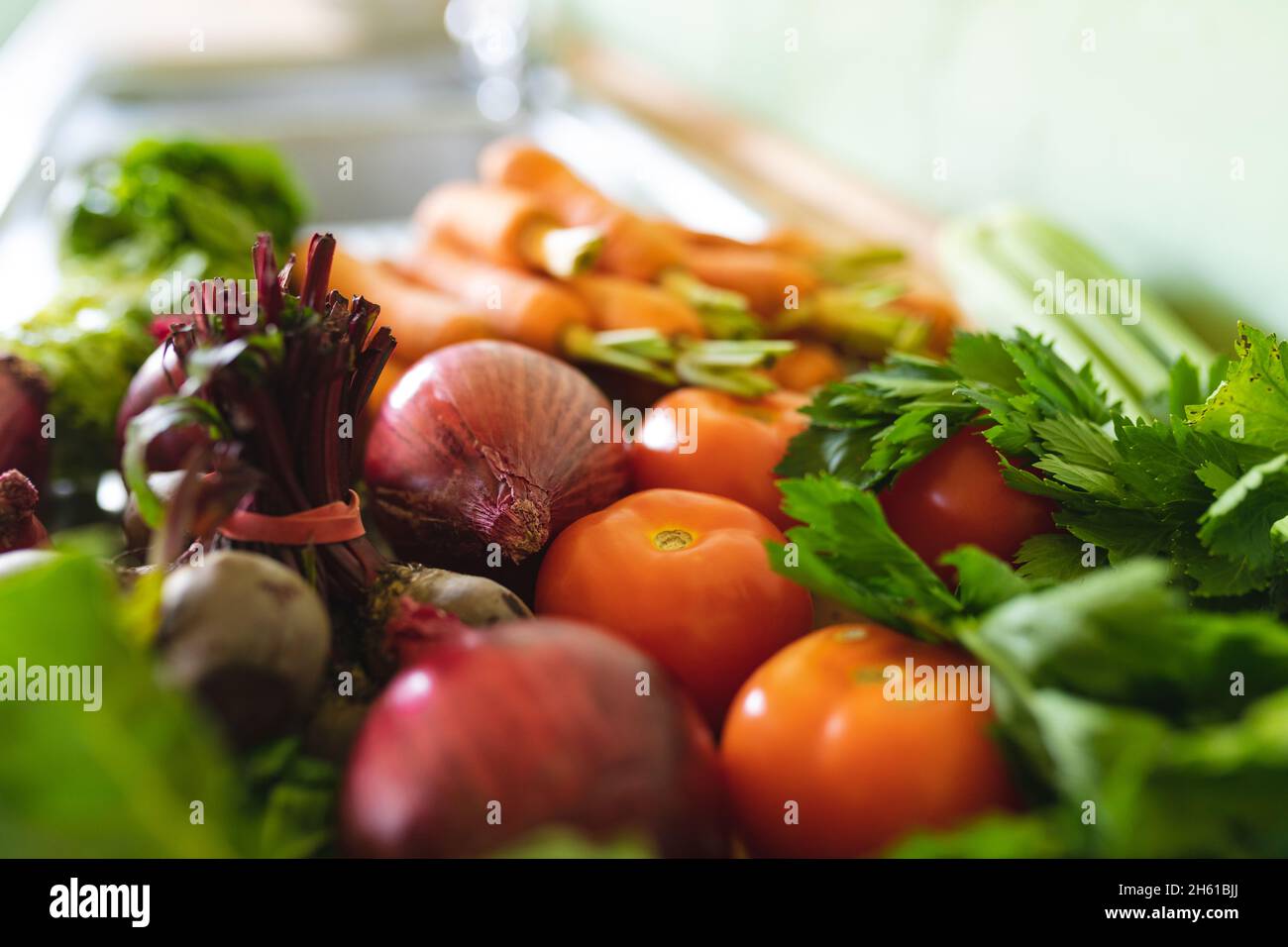 Primo piano delle variazioni di verdure fresche biologiche sul banco della cucina a casa Foto Stock