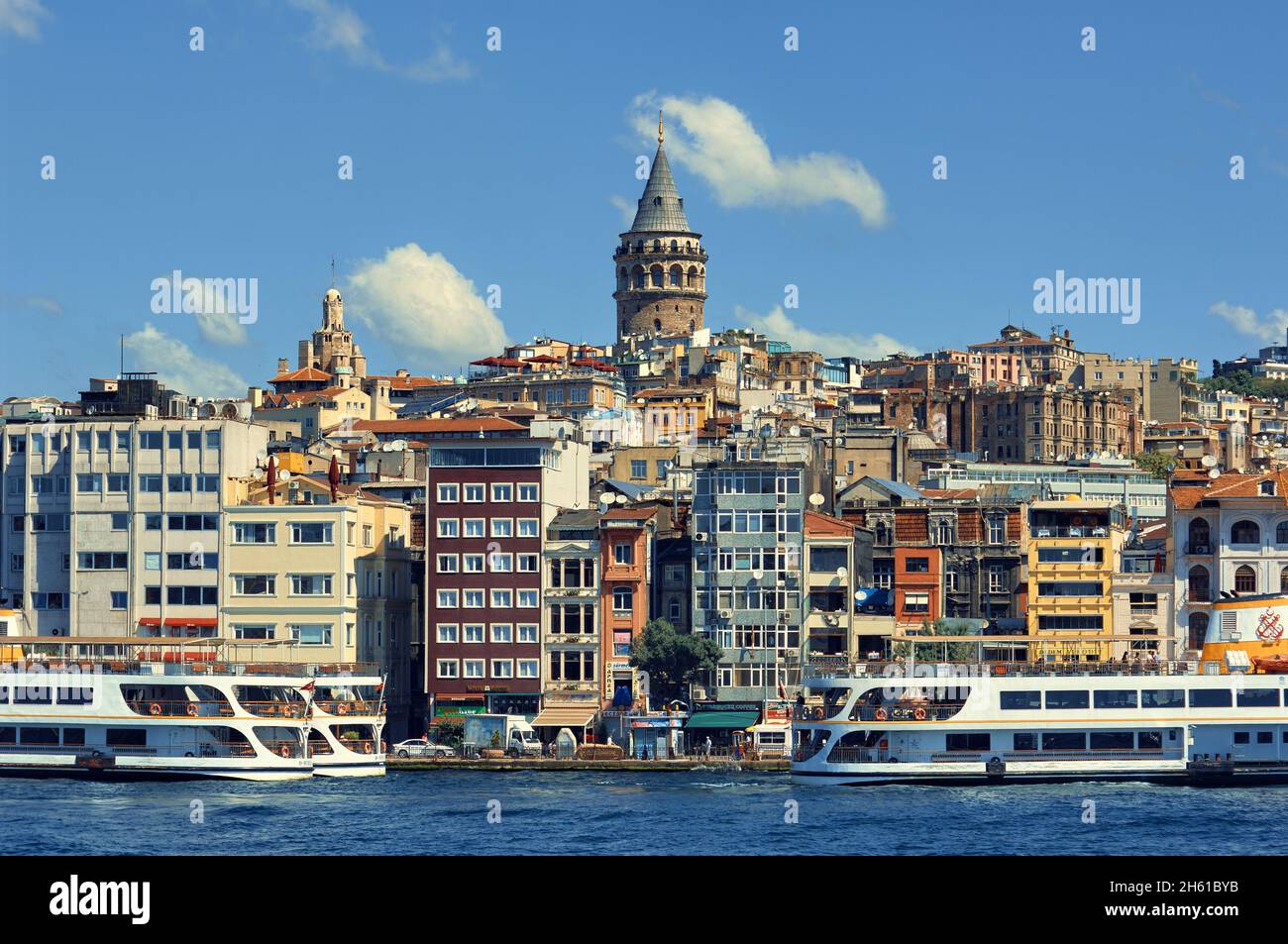 Il colorato skyline della città di Istanbul con il simbolo della Torre Galata nel quartiere Beyoglu, Turchia Foto Stock