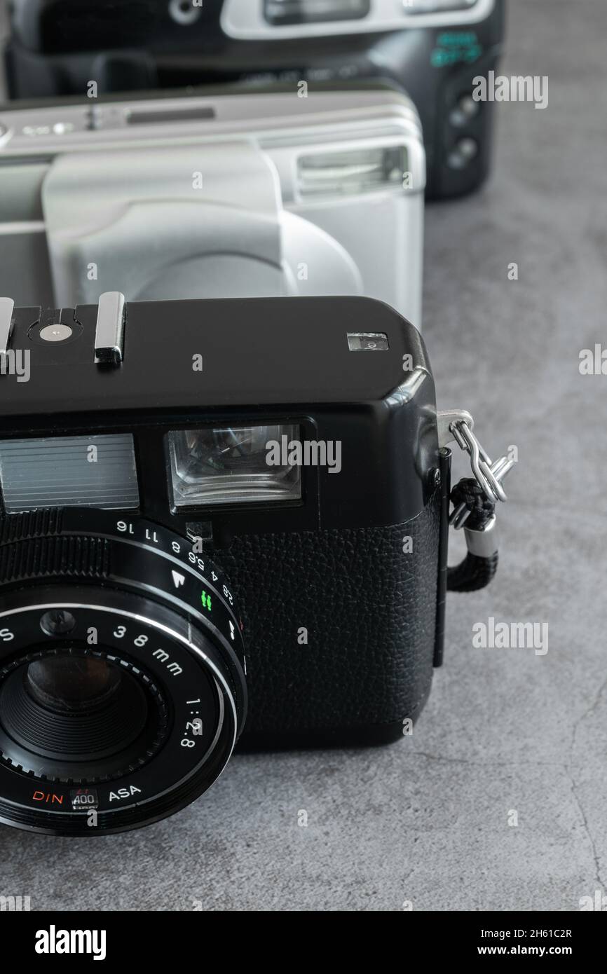 Più fotocamere fotografiche analogiche su sfondo scuro Foto Stock