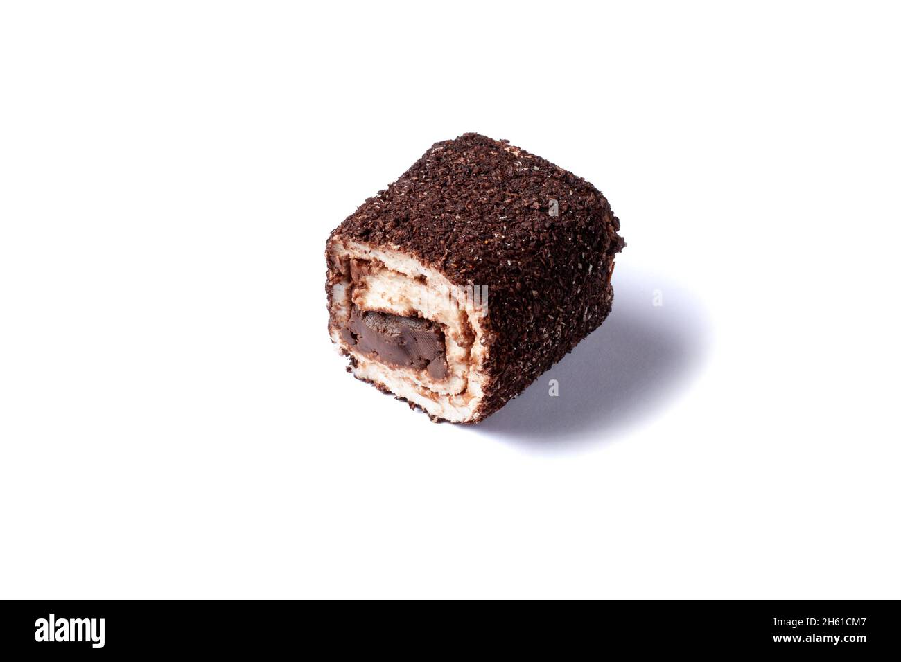 La delizia turca. Delizie turche farcite di crema, panini al cioccolato ricoperti di gocce di cioccolato, isolate su bianco da vicino Foto Stock