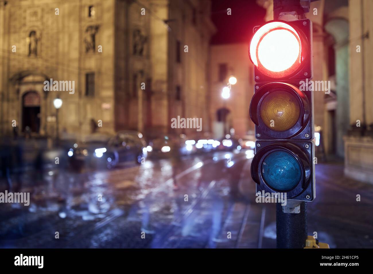 Al semaforo, semaforo rosso, si trova sulla traversa. Scena notturna di strada della città a Praga, Repubblica Ceca. Foto Stock