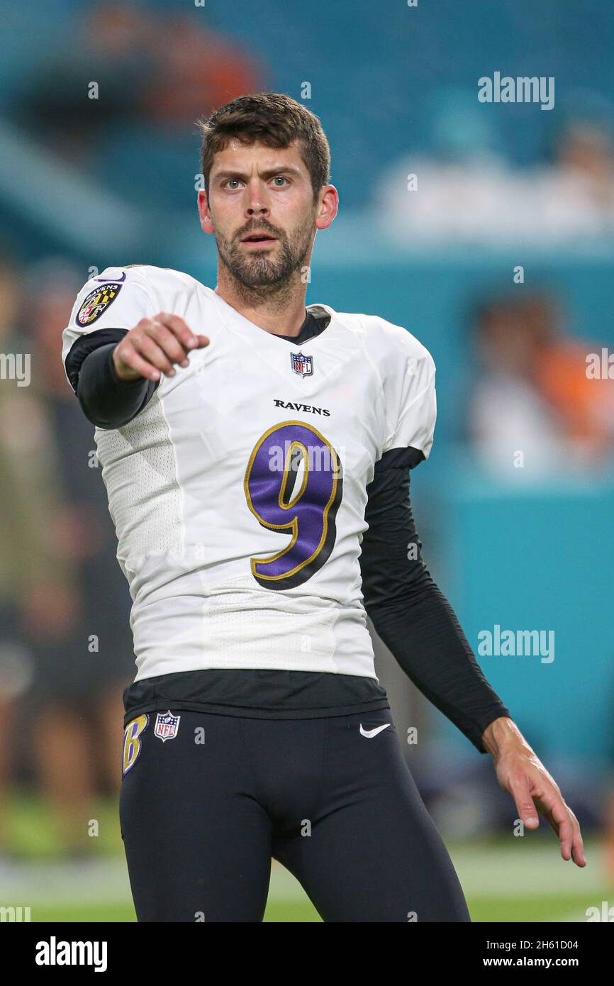 Giovedì 11 novembre 2021; Miami Gardens, Florida USA; Baltimore Ravens kicker Justin Tucker (9) durante i warmup pre-partita prima di una partita NFL contro il Foto Stock