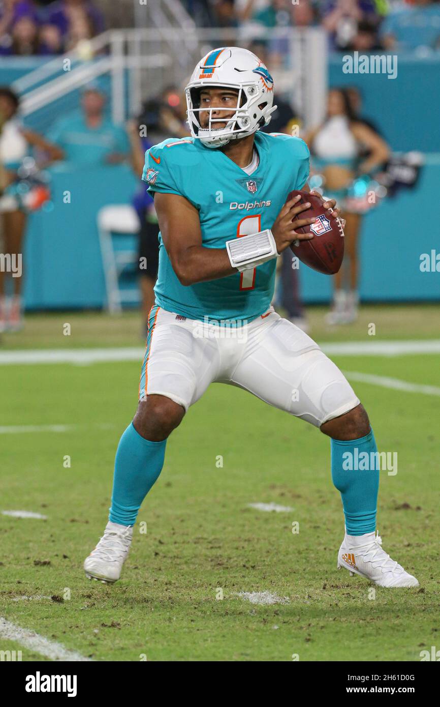 Giovedì 11 novembre 2021; Miami Gardens, Florida USA; Miami Dolphins quarterback Tu Tagovailoa (1) torna a passare durante una partita NFL contro la B. Foto Stock