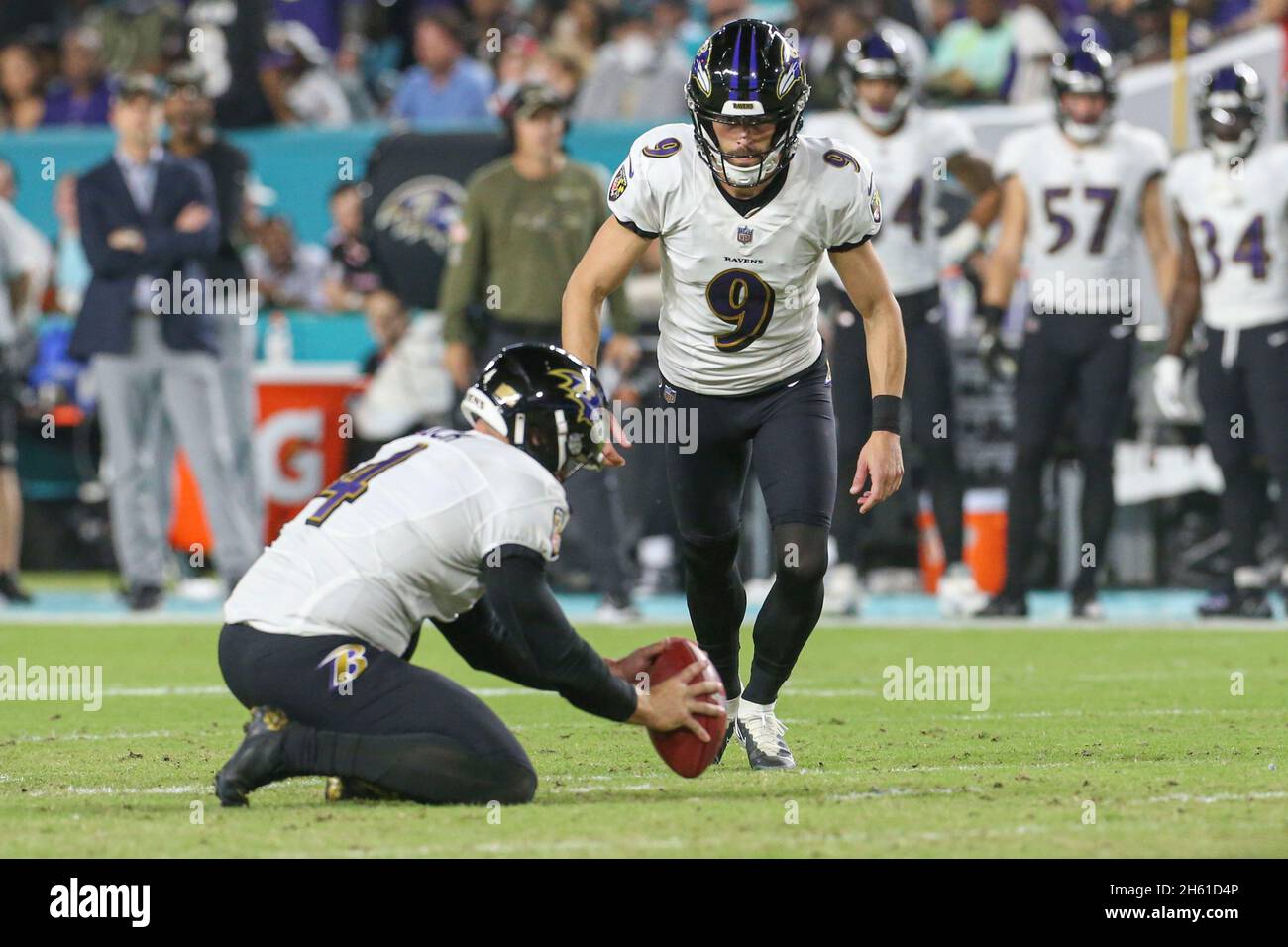 Giovedì 11 novembre 2021; Miami Gardens, Florida USA; Baltimore Ravens kicker Justin Tucker (9) calcia un obiettivo di campo nel primo trimestre durante un ga NFL Foto Stock