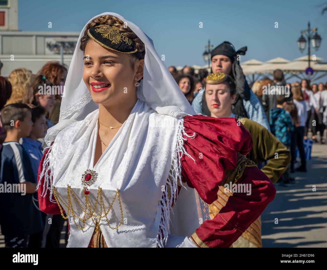 Lefkada. Grecia. 10.28.2021. Le persone in costumi tradizionali greci che mareggiano nella parata di celebrazione del giorno greco Oxi. Foto Stock