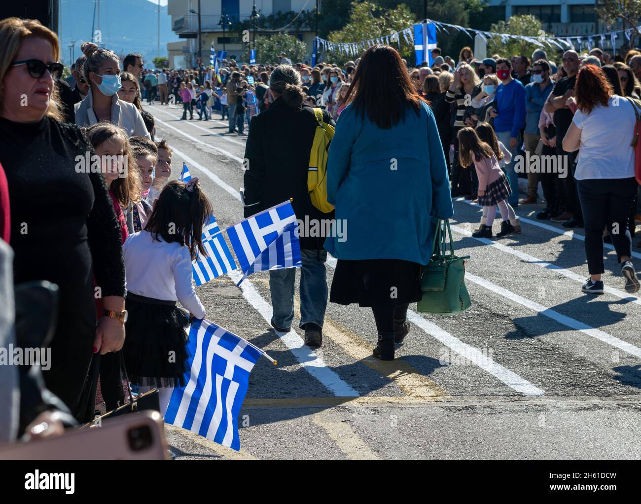 Lefkada. Grecia. 10.28.2021. Folla che si snoda lungo il percorso in attesa dell'inizio della parata per la celebrazione dell'anniversario dell'Oxi Day. Foto Stock