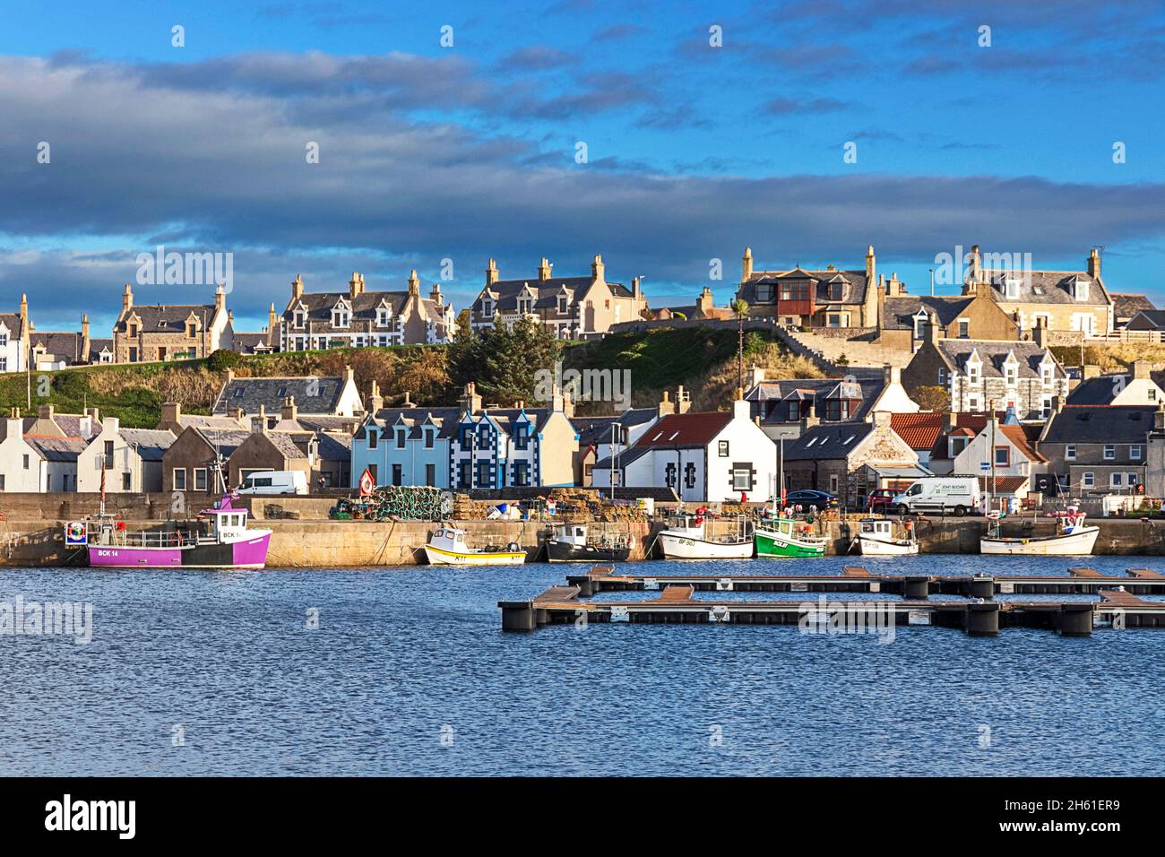 FINDOCHTY MORAY COAST SCOTLAND HARBOUR I PONTONI E LE PICCOLE BARCHE DA PESCA Foto Stock