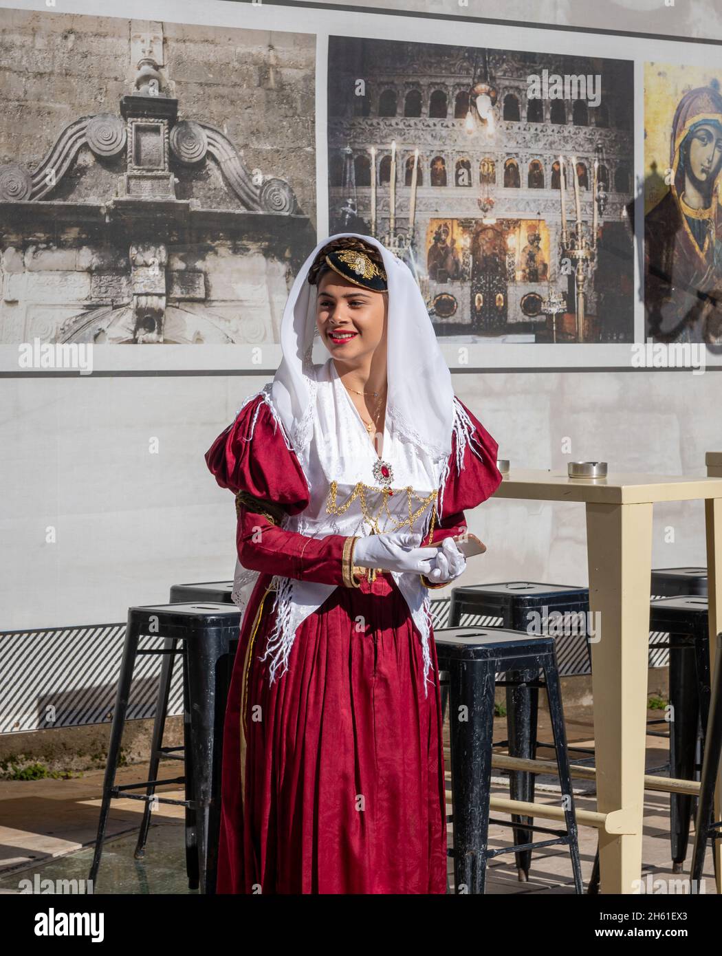 Lefkada. Grecia. 10.28.2021. Una donna vestita in costume tradizionale per la sfilata greca Oxi Day Anniversary. Foto Stock