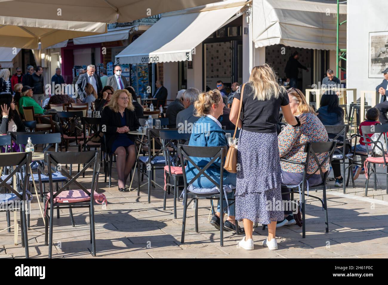 Lefkada. Grecia. 10.28.2021. Persone che si godono la cena all'aperto in una giornata di sole. Foto Stock