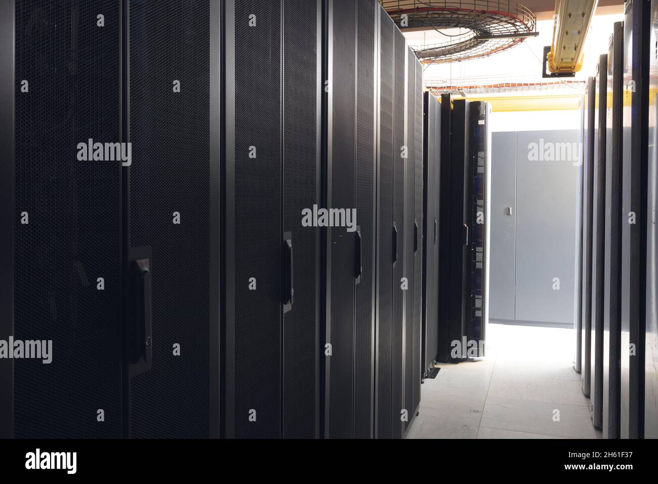 Data center con più file di rack server completamente operativi Foto Stock