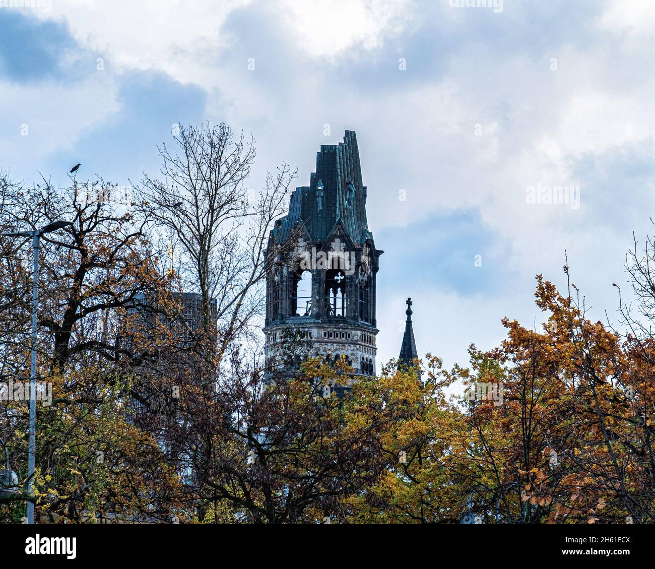 Berlin Breitscheidplatz, Kaiser Wilhelm Memorial Church, Kaiser-Wilhelm-Gedächtniskirche. Danneggiato dalla guerra guglia della storica vecchia chiesa ora un memorial hall Foto Stock