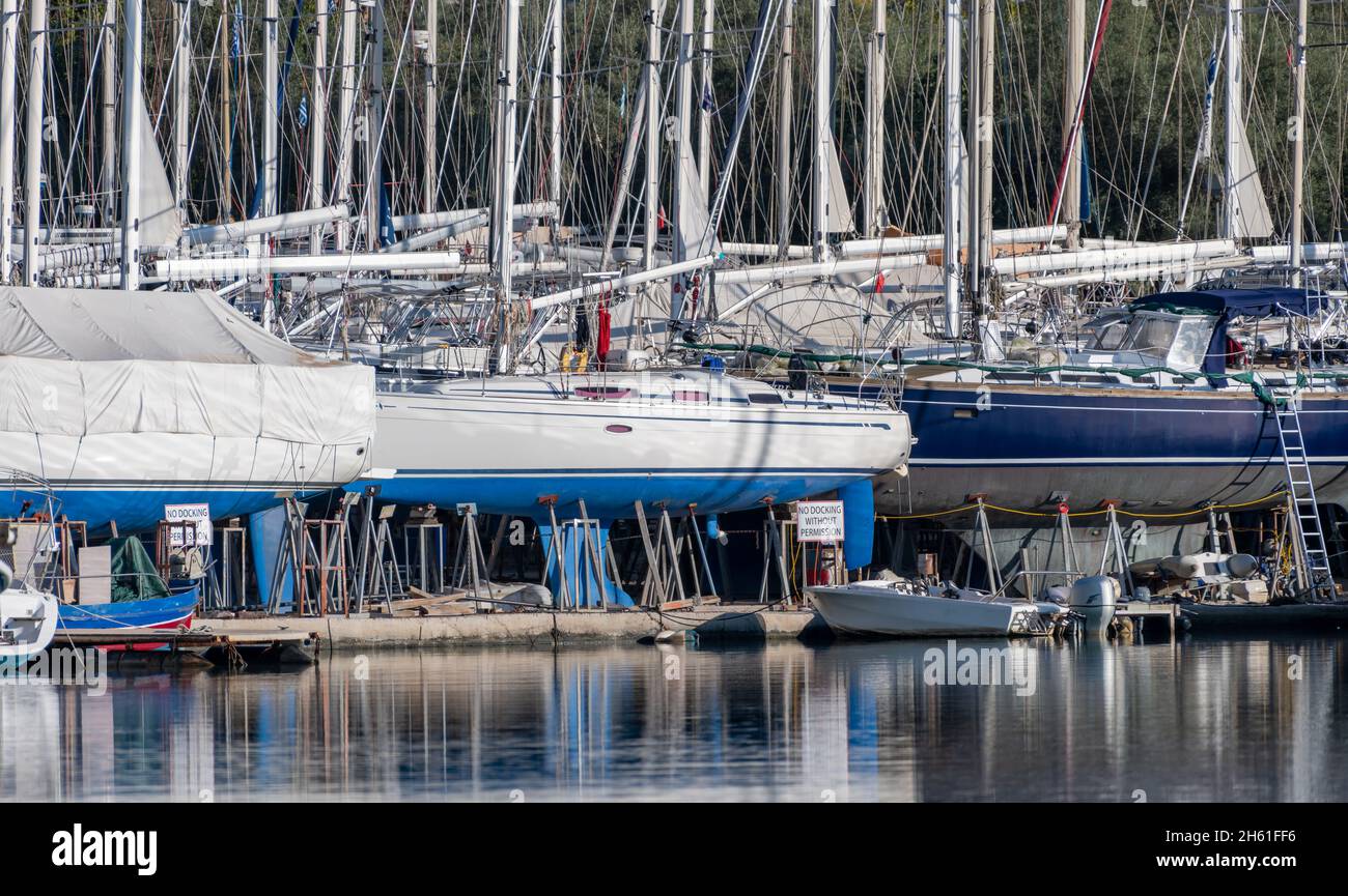 Un cantiere con barche e yacht per lo stoccaggio, la riparazione e la manutenzione. Foto Stock