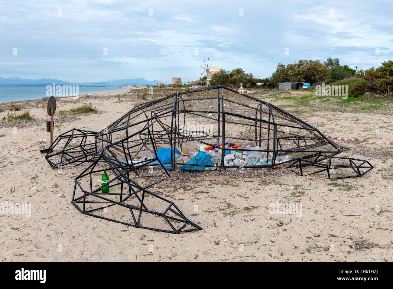 Lefkada. Grecia-10.26.2021. Una scultura di una tartaruga su una spiaggia con interno plastico che trasmette un messaggio ambientale di inquinamento marino plastico. Foto Stock