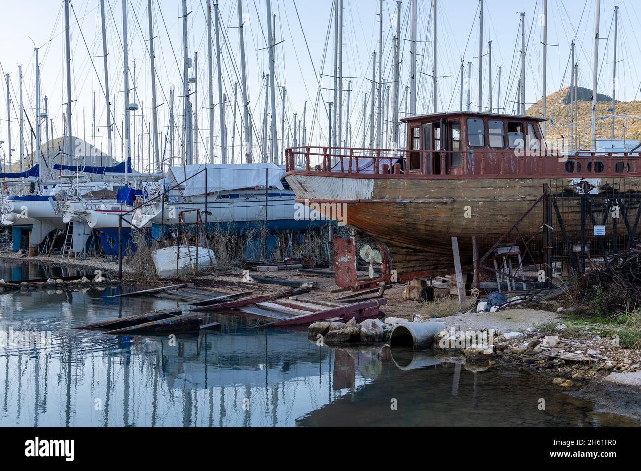Lefkada. Grecia-10.27.2021. Un cantiere con barche e yacht per lo stoccaggio, la riparazione e la manutenzione. Foto Stock
