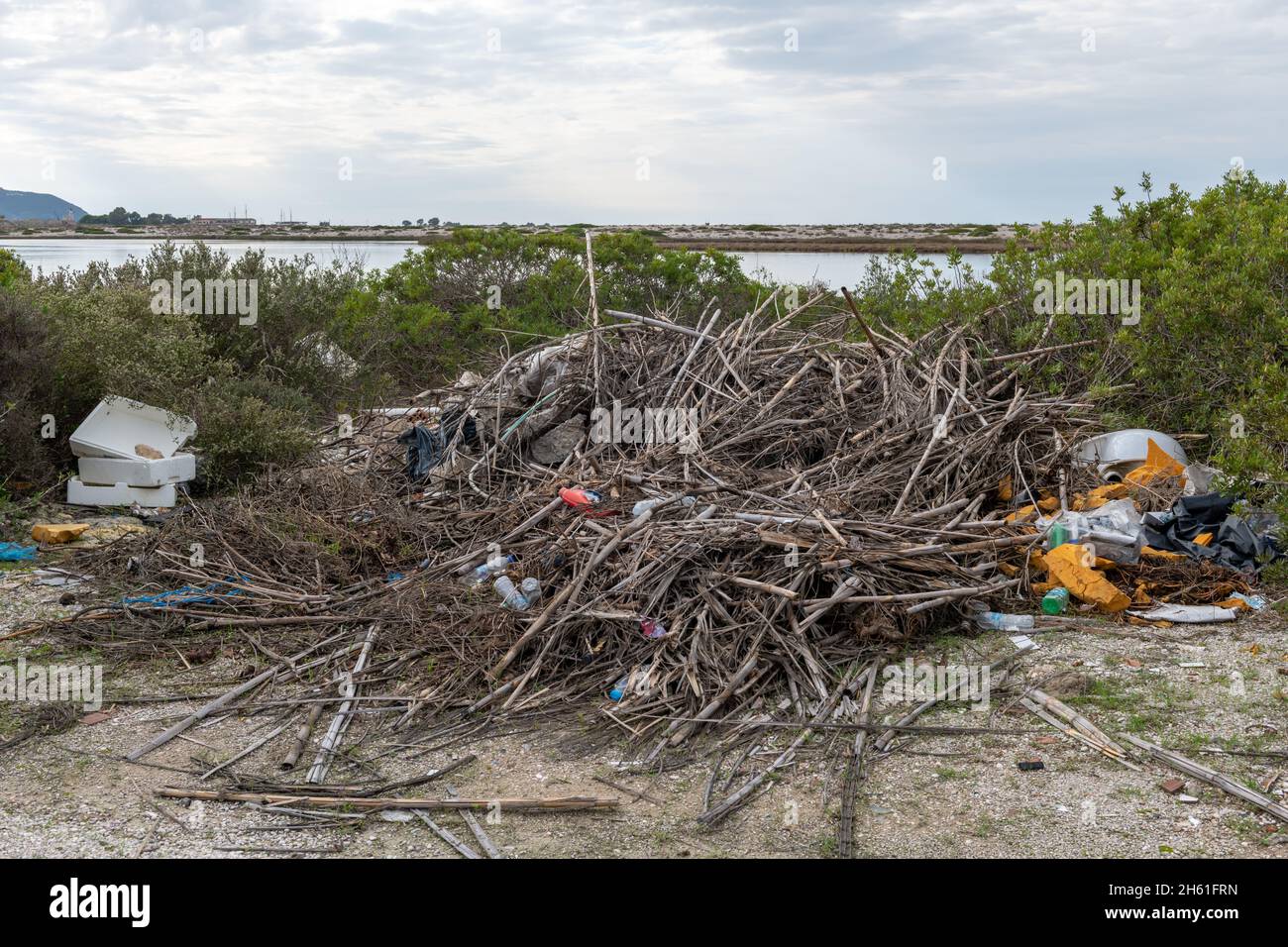 Lo scarico illegale di rifiuti che causano danni ambientali alla campagna. Foto Stock