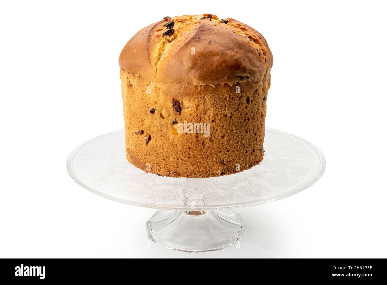 Panettone - torta di Natale italiana di Milano, preparata per festeggiare Natale e Capodanno, su vassoio in vetro rialzato, isolato su bianco Foto Stock