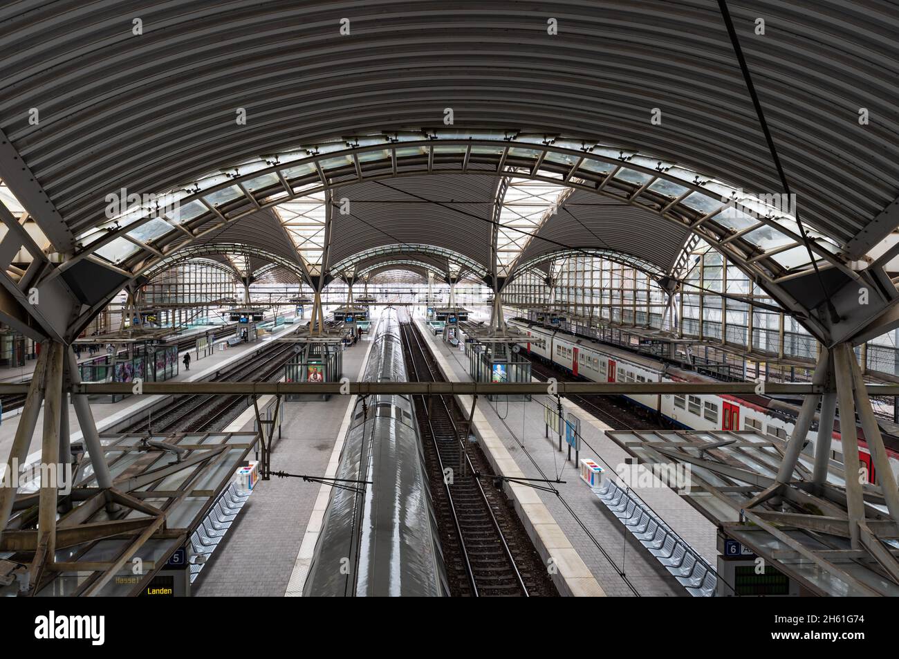 Leuven, Regione Brabante Fiamminga - Belgio 10 31 2021: Vista ad alto angolo sul soffitto, piattaforma e binari della stazione ferroviaria Foto Stock