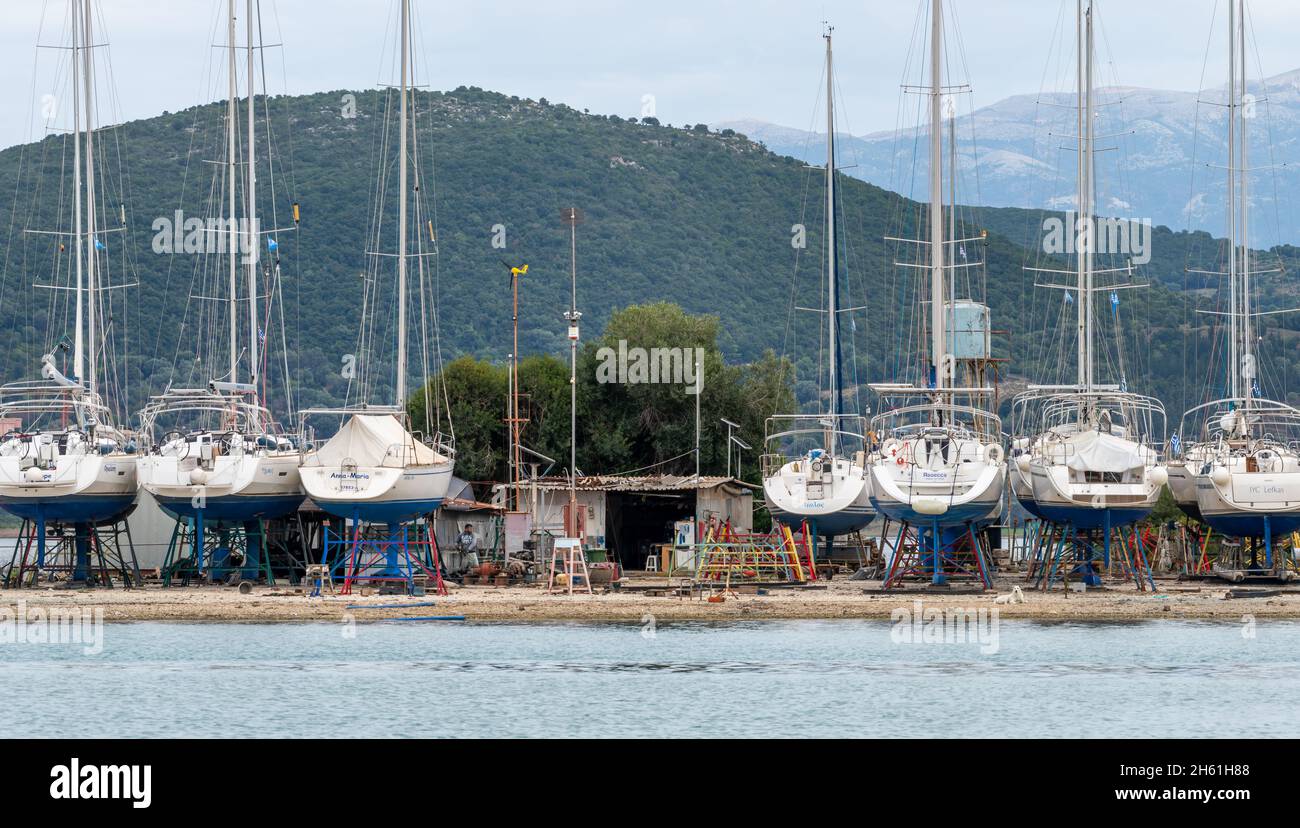 Lefkada. Grecia-10.26.2021. Barche in un cantiere per stoccaggio, riparazione e manutenzione invernale. Foto Stock