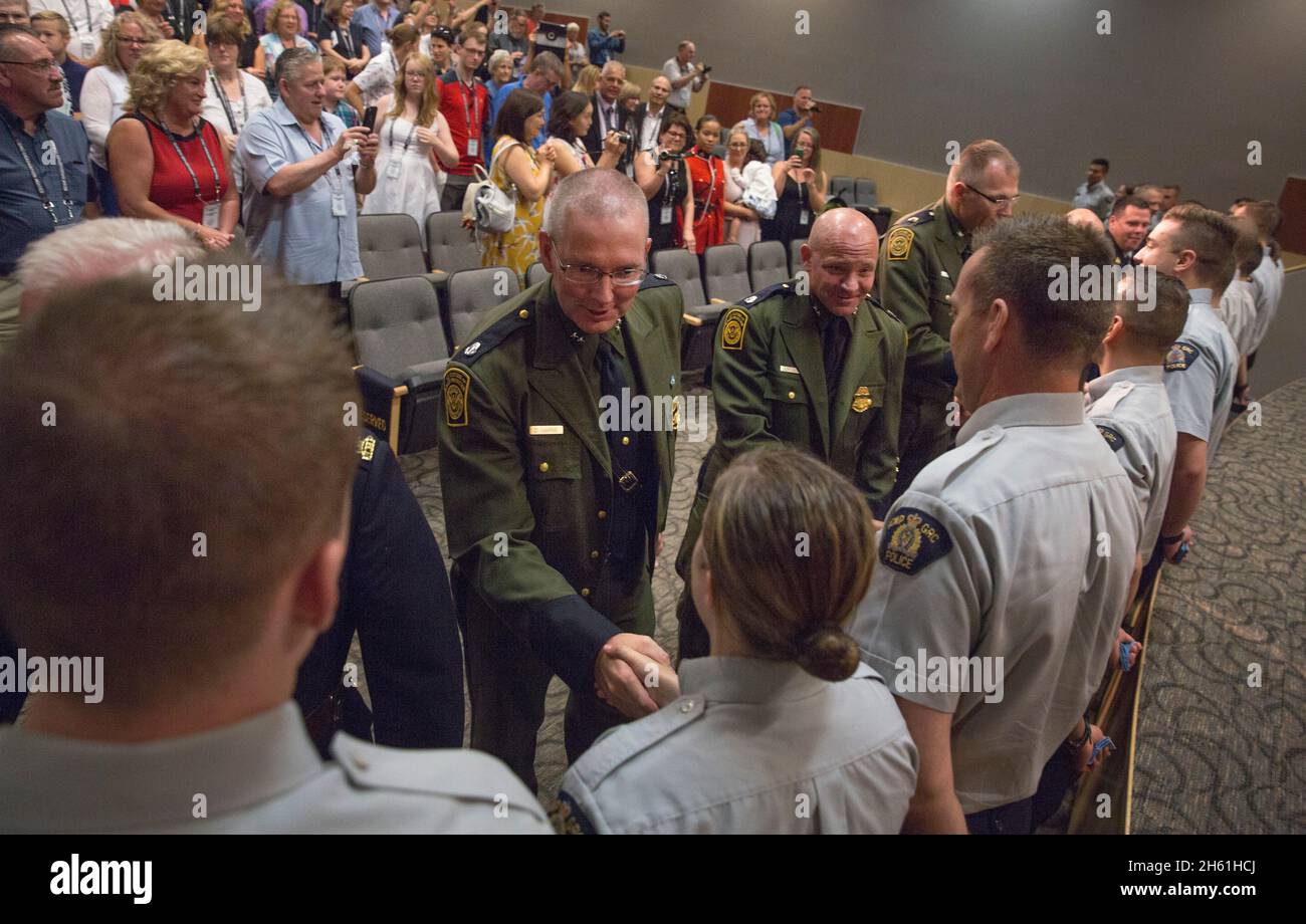 Dan Harris, capo dell'accademia della polizia di confine degli Stati Uniti, visita la Royal Canadian Mounted Police Academy per osservare gli esercizi di laurea della truppa 30 del RCMP a Regina, Canada, 7 agosto 2017. Il capo Harris ha anche inviato commenti alla classe di laurea dei nuovi ufficiali durante un banchetto serale. Foto Stock