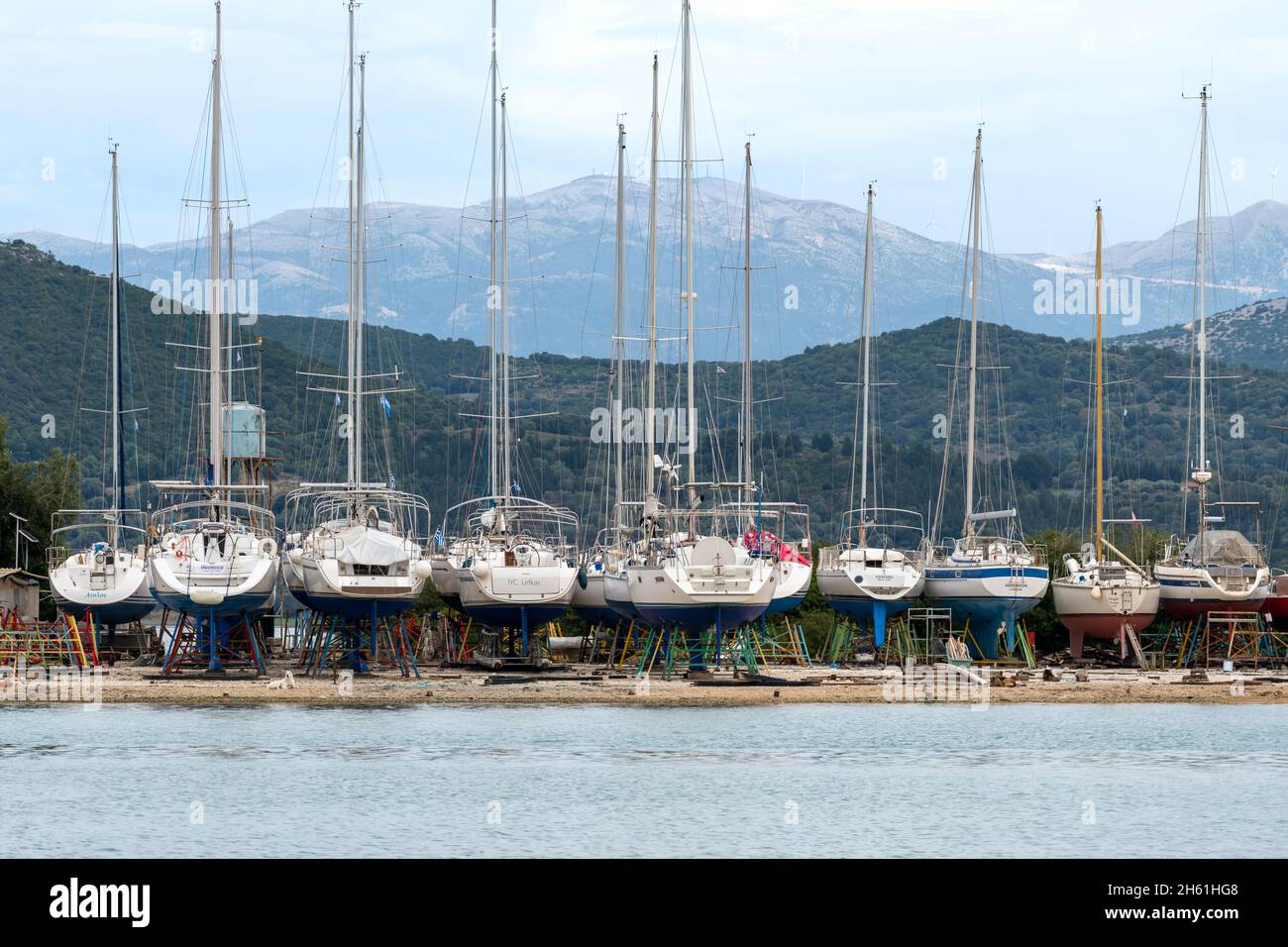 Lefkada. Grecia-10.26.2021. Barche in un cantiere per stoccaggio, riparazione e manutenzione invernale. Foto Stock