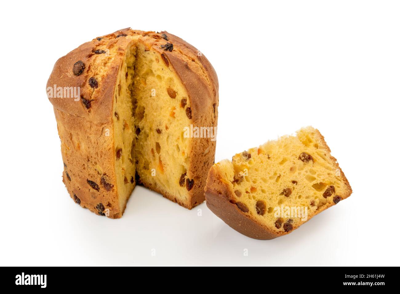 Panettone - tradizionale torta di Natale italiana di Milano, torta con fetta isolata su bianco Foto Stock